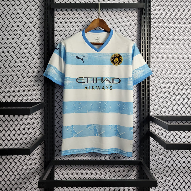 CAMISA DO MANCHESTER CITY 22/23 AZUL E BRANCO COMEMORATIVA