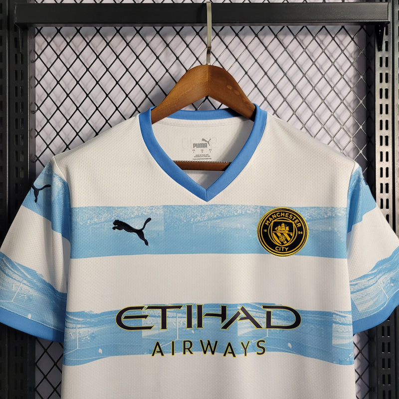 CAMISA DO MANCHESTER CITY 22/23 AZUL E BRANCO COMEMORATIVA